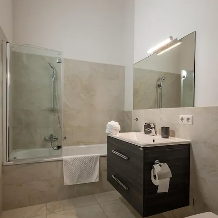 Sweethome - Luxus Pur - Grosse Kueche, Terrasse, Stellplatz, Wifi Apartment